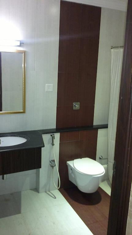 Hotel Sea Palace Kollam Esterno foto