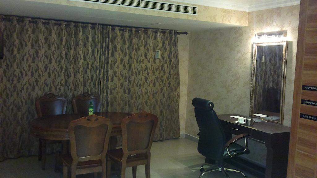 Hotel Sea Palace Kollam Esterno foto